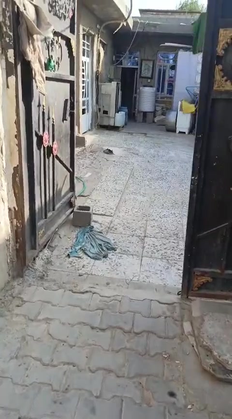السلام عليكم اخوان بيت مساحته 200 واجه 15 ونزاله 15 المكان بغداد سبع قصور صنف العقار باب صرف 25 على طابو الشعب رقم الهاتف *********** مكلف بالنشر السعر 45 وبي مجال
