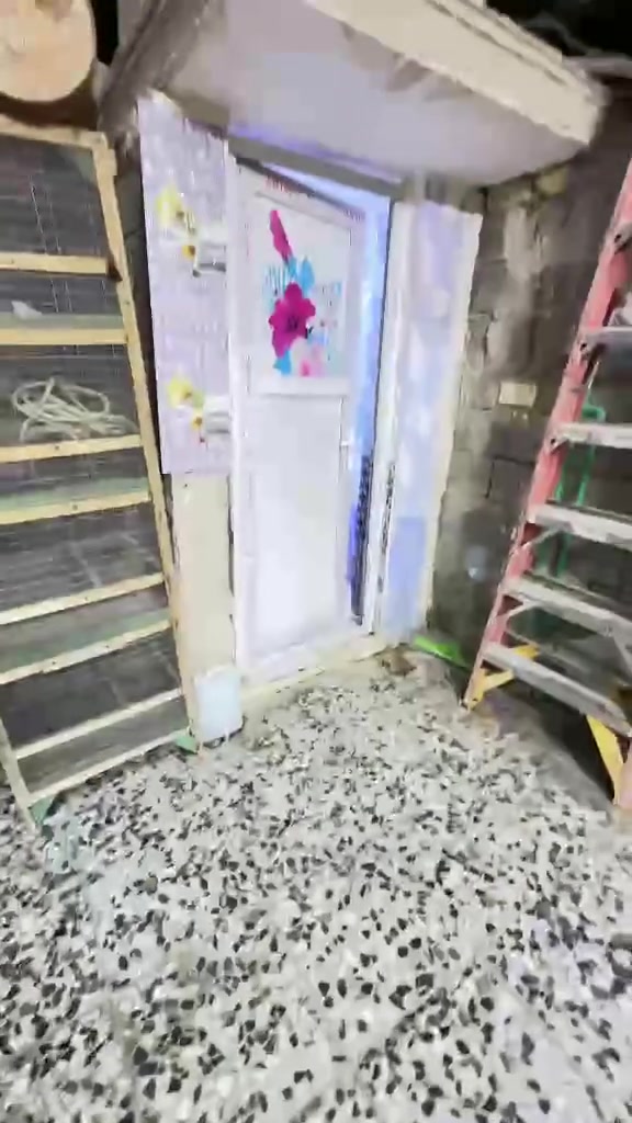 بيت في ام الكبر والغزلان شارع ابو الريش قرب سنتر ام الكبر مقابيل التشجير ع شارع المساحه 180 طابقين بناء بلوك يحتوي  كراج استقبال وغرفتين نوم وطابق الثاني غرفة نوم وبيتونه الاستفسار ***********
