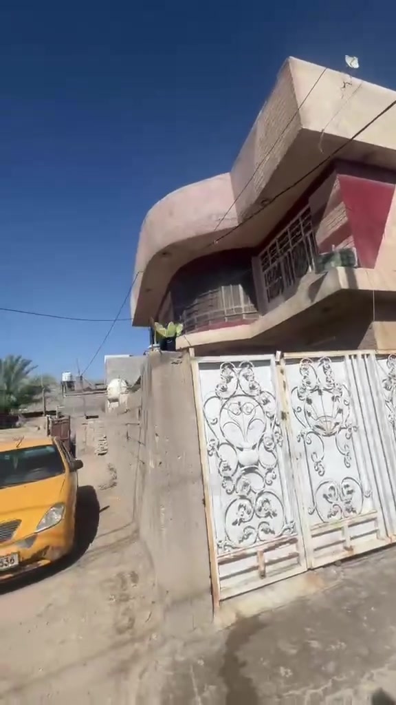السلام عليكم 
دار للبيع 🏠 مساحه الدار ١٥٠ متر طابقين 
الطابق الاول يحتوي عالغرفتين واستقبال ومطبخ وصحيات 
والطابق الثاني يحتوي على ثلاثه غرف وصحيات وسطحين وصحيات خارجيه دار كامل مابي نقص العنوان المشروع شارع ابو دريس للاستفسار عالرقم ***********
***********
