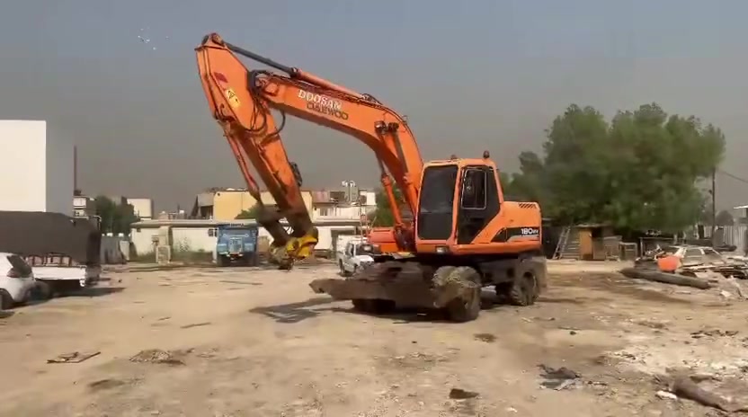 حفارة مدولبة • Solar 180W-V • ١٨ طن