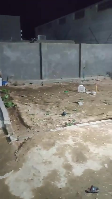 بيت البيع في الكوفه (البراكيه )
قرب معمل السمنت 
قرب البانزين خانه مال بيت حجي وحيد 
مساحه ٣٧٥ 
طابو زراعي 
البناء _ستقبال _صاله _غرف نوم ٢ _حمام داخلي  
_حمام خارجي _مطبخ 
البناء طابوك 
لسقف صب كونكريت 
ريضيه رفت صب
سعر ٦٥وبي مجال الشراي 
رقم ***********

