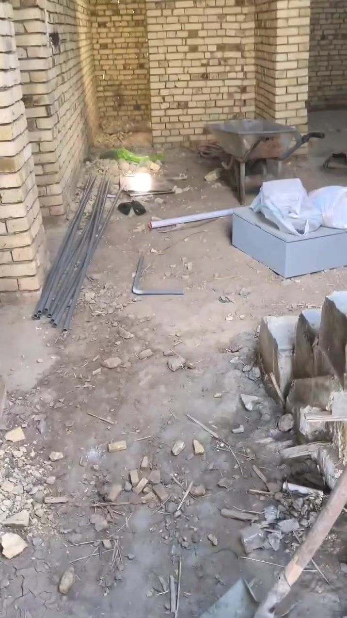 السلام عليكم بيت زراعي  منطقة كنانه يم الجسر الجديد بناء حديث درجة الاولى مساحة 450 بناء 150 زاد مضيف خارجي 9في 4  كهرباء مي اساله شارع تبليط بصفه الشراي يجي يشوف ***********
