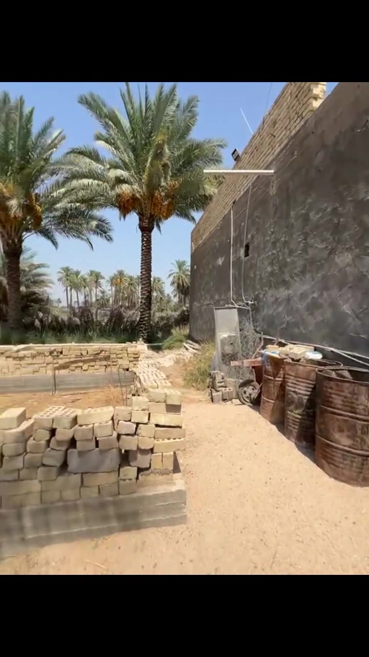 سلام عليكم
درار لبيع 
المساحه 1دونم 
المساحة البناء400
مضيف طول 18والعرض 5ونص 
غرف عدد 2 نضام السويت حمام داخلي 
مطبخ 
صاله مفتوحه لجلسات العائليه
صحيات داخليه وصحيات خارجيه مجمع 
ملاحضه البيت مسرمك كله ما عدى الصحيات و المطبخ 
ماء اساله 24ساعه الانبوب امامك
ماء سقي متوفر نضام الروائي 
كهرباء وطني محوله وحده مربوط عليه يعني اي حمل ما عليه 
خط مولد اباب البيت نضام الكابينات يعني اي ضياع لكهرباء ماكو 

العنوان
حله .ابي غرق  مقابيل مقام سيد ادريس 
رقم الهاتف ***********
