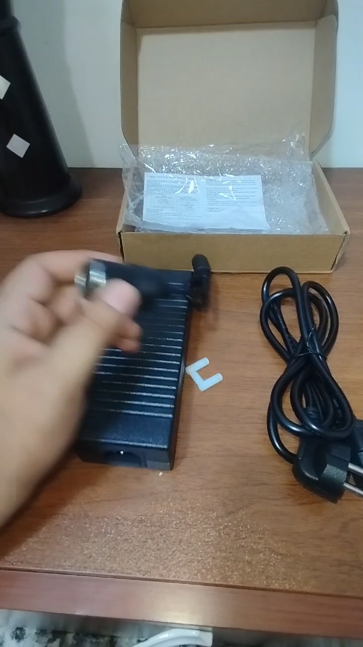 محولة من ٢٢٠ كهرباء البيت الى ١٢ فولت 
تكدر تشغل اي جهاز يشتغل على جداحه السيارة ١٢ فولت تشغله على كهرباء البيت ٢٢٠ فولت السعر  ٢٠ الف ..
