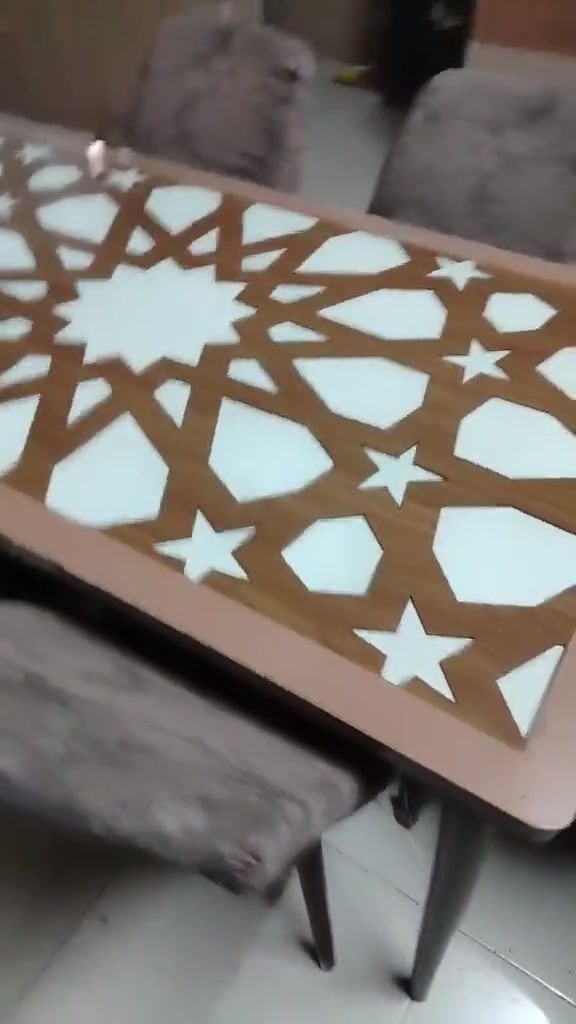 ميز طعام نظيف جدا مع ٦ كراسي السعر ٨٠ الف 
أربيل روشنبيري رجاء مراسله على هذا الرقم ***********
