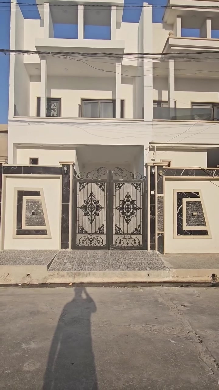 🏠🔥#_دار_للبيع_يارمجة_الشرقية_الثانية 🔥🏠
📍 موقع مميز وهادئ
قريب من شارع كركوك الرئيسي وقريب جداً من السايدين والسوق، وقريبة من مجمع المدارس 🏫🛣️🛍️
📐 المساحة: 100 م
📏 الواجهة: 5 م
📏 العمق: 20 م
🏡 الدار طابقان ومبنية بناءً حديثاً
🔹 الطابق الأرضي:
• مطبخ
• استقبال
• هول داخلي معزول
• غرفة نوم
• صحيات داخلية وخارجية
🔹 الطابق الثاني:
• غرفتان نوم
• صحيات
✨ مواصفات البناء:
• بناء حديث_غير مسكون
• أساس بدلو
• أرضيات سيراميك
• سقوف ثانوية
• نصف جدار سيراميك
• الدار غير مسكون وجاهزة للسكن 🏡🔑
 💰السعر 95 وقابل للتفاوض 
📜 سند طابو الزهور – شرط التحويل
📞 للاستفسار والتواصل: مكتب التقوى للعقار 
📍 الموصل – شارع كركوك الرئيسي
مقابل جامع البيت العتيق
 ☎️***********
☎️***********
📱 فايبر & واتساب: 
🌹 لمتابعة أحدث العروض العقارية، اضغط متابعة لصفحة مكتب التقوى للعقار
