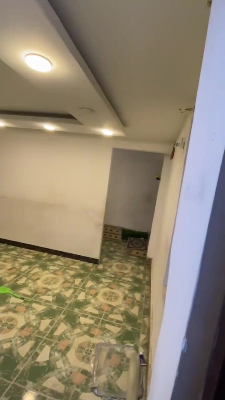 السلام عليكم
البيت للايجار 
لاصمعي القديم قرب جسر جويعد 
٣ غرف وصاله ومطبخ وصحيات 
للايجار ٥٠٠ جور الماي ع صاحب الملك 
والكهرباء ع المستإجر قفل قفل قفل 
طلاب عائله
عقارات حيدر القاسم 
***********
