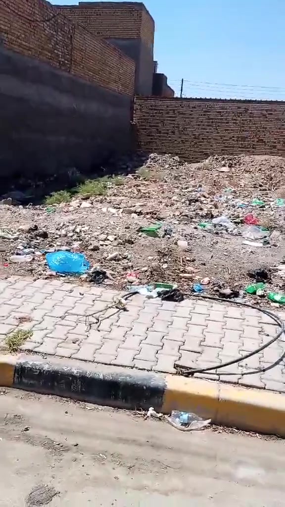 قطعة مساحه 200 متر الواجه 10 والنزال 20 منطقة السكلات ال11 خلف المدارس الحنره والزركه السعر 41 وبيه مجال وتنباع نص منه 100 متر السعر 22 وبيه مجال الاستفسار الاتصال بالرقم *********** او مراسلتنا واتساب
