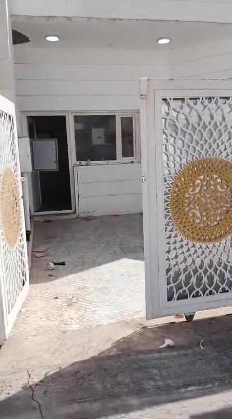 فرصة مميزة للبيع في الرمادي
 بيت طابقين للبيع في مجمع سات السكني

📍 الموقع: الرمادي – 7 كيلو – مجمع سات السكني
📐 المساحة: 200 م²
🏢 البيت: طابقين
🛏️ يحتوي على 4 غرف
⚡💧 المجمع مخدوم بالخدمات الأساسية

موقع مناسب للسكن، داخل مجمع سكني مخدوم.

📩 للاستفسار ومزيد من التفاصيل، مراسلة الصفحة أو الاتصال على الأرقام:

📞 ***********
📞 ***********
