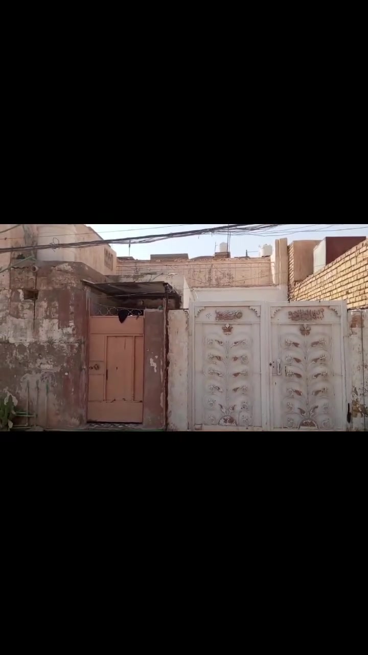 دار للبيع في منطقة الحاوي  ( حي الربيع ) قرب بوابة الجامعة المساحة 200 م يقع على ساحة يحتوي على مشتمل
للاستفسار الاتصال على الرقم ***********
