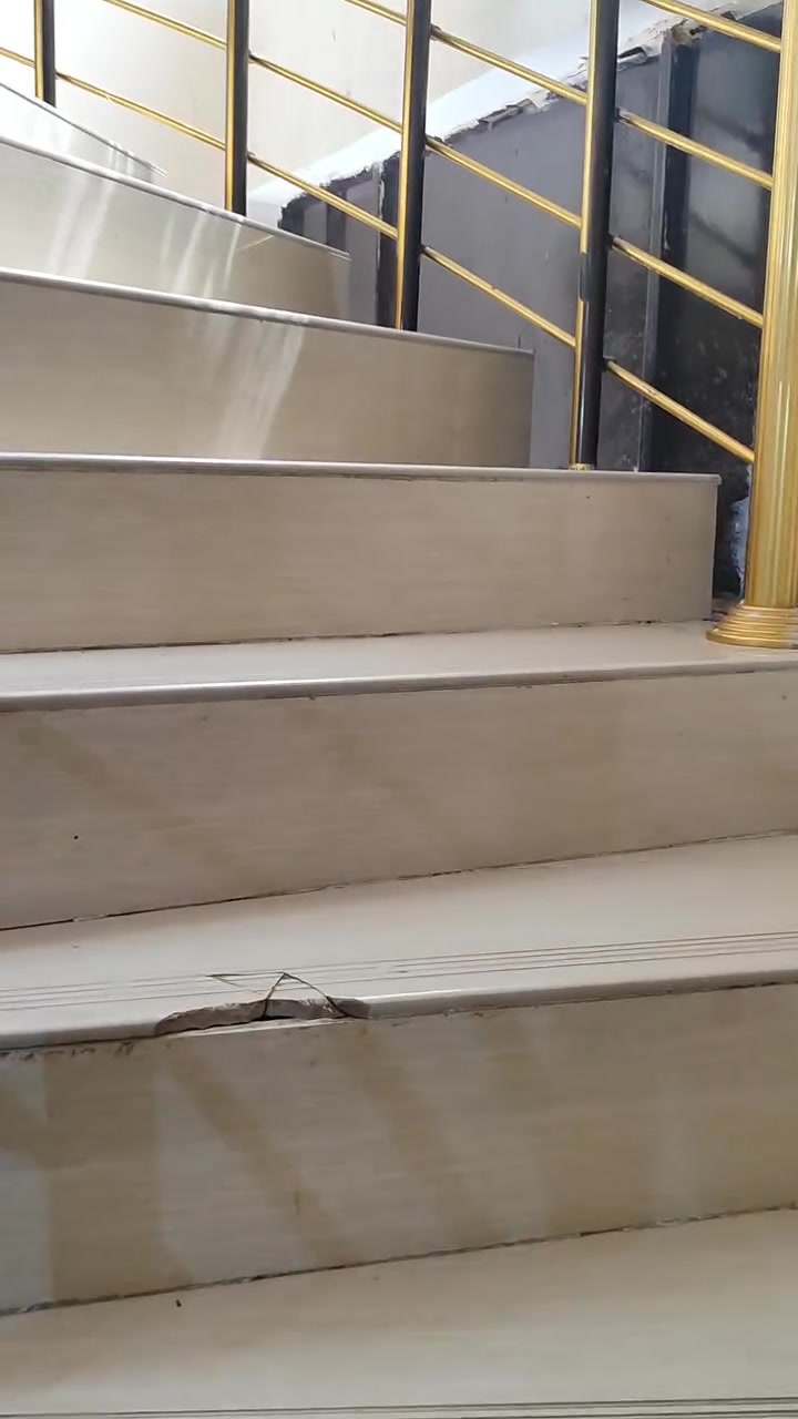 🏡 إعلان بيع بيت بمساحة 200 متر مربع – موقع مميز وخدمات كاملة 🏡
📍 الموقع والمميزات العامة:
المكان: التفيج (يفصله قطاع واحد فقط عن المدارس وحديقة قريبة)
المساحة: 200 متر مربع
الخدمات: ⚡ كهرباء | 💧 ماء | 🛣️ تبليط | 🚽 مجاري | 🔌 مولد قريب | 🌳 ساحة خضراء
🔻 تفاصيل الطابق الأول (مكتمل بالكامل ✅):
✅ استقبال واسع (7 × 4)
✅ صالة كبيرة (8 × 4)
✅ مطبخ (5 × 4)
✅ غرفتين نوم (5 × 4 لكل غرفة)
✅ حمام داخلي
✅ مناور عدد (2)
🔻 تفاصيل الطابق الثاني (مكتمل جزئياً):
✅ صالة (5 × 4)
✅ غرفتين نوم (4 × 3 لكل غرفة)
❌ غرفة نوم كبيرة (7 × 4) — (هيكل غير مكتمل)
❌ غرفة نوم (5 × 4) — (هيكل غير مكتمل)
❌ حمام — (غير مكتمل)
🔻 السطح:
✅ سطح وستارة مكتمل بناء درجة أولى
💰 السعر: خاص عند التواصل
📞 للتواصل والاستفسار: ***********
