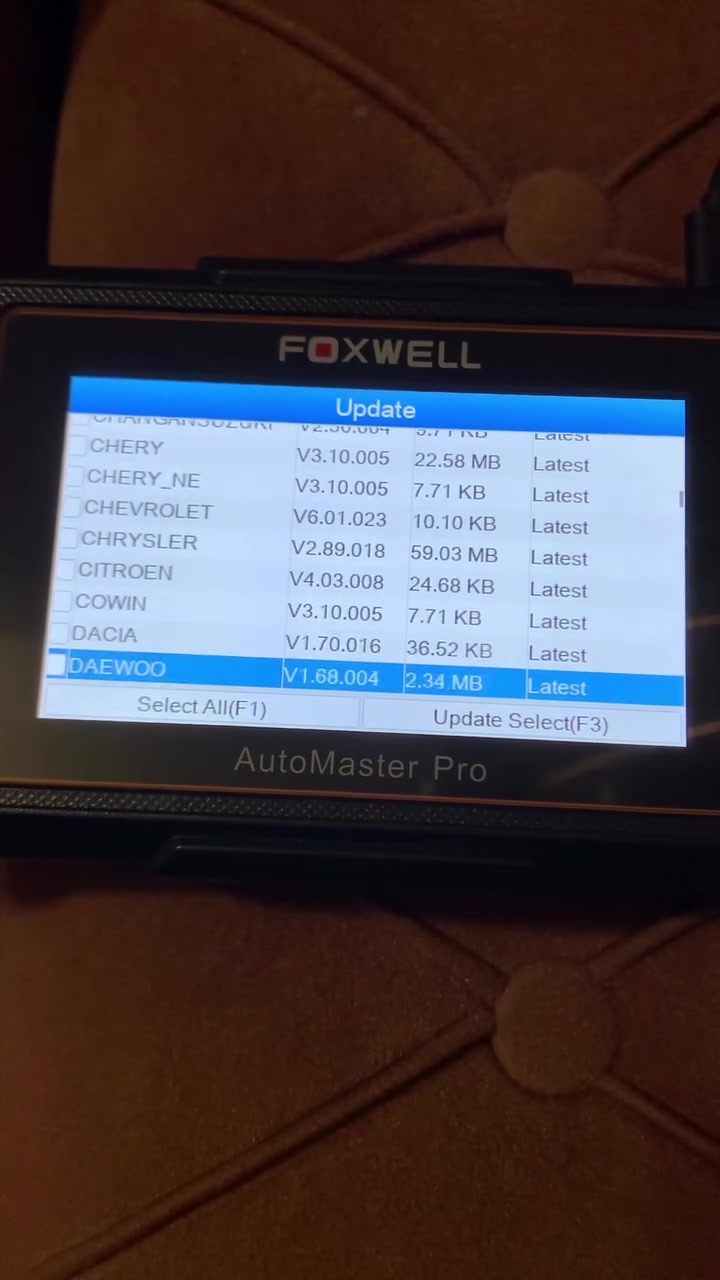 . ***********
السعر ١٥٠

جهاز فحص وتشخيص أعطال السيارات الاحترافي FOXWELL AutoMaster Pro (NT6X4Elite Series) 🚗💻 diagnostic

الحل الشامل والذكي لفحص كافه الأنظمة الأساسية في سيارتك! يساعدك على قراءة ومسح الأعطال ومعرفة أسباب إضاءة لمبات التحذير بكل سهولة ودقة.

🔹تحديث مجاني مدى الحياة

🔹يدعم اللغة العربية

🔹يفحص جميع أنواع السيارات أوربي أمريكي اسيوي صيني

🔹 المواصفات والميزات:

فحص شامل للأنظمة الأساسية الأربعة (4 Systems Diagnosis):

المحرك (Engine Check Light): تشخيص أعطال المحرك ومسح كودات الخطأ.

نظام الفرامل المانع للانغلاق (ABS): فحص حساسية وحالة الفرامل.

نظام الوسائد الهوائية (Airbag / SRS): قراءة وإعادة ضبط أعطال الوسائد الهوائية.

ناقل الحركة (Automatic Transmission / AT): تشخيص مشاكل القير والأداء.

التعرف التلقائي على رقم الشاصي (AutoVIN Scan):

قراءة سريعة ومباشرة لمعلومات السيارة ورقم الشاصي دون الحاجة للإدخال اليدوي.

عرض البيانات المباشرة والرسم البياني (Live Data Stream in Graph):

متابعة أداء الحساسات والأنظمة أثناء التشغيل بشكل مباشر وبياني.

فحص أداء البطارية (Battery Test) ومكتبة الأكواد (DTC Lookup):

البحث السريع عن معاني الأكواد وتوضيح سبب المشكلة مباشرة على الشاشة.

تحديثات مجانية مدى الحياة (Lifetime Free Update):

إمكانية تحديث الجهاز عبر الإنترنت لإضافة أحدث موديلات السيارات.

تصميم عملي ومتين:

شاشة ملونة مع أزرار اختصار سريعة (F1, F2, F3) وهيكل قوي يتضمن حقيبة حماية صلبة (Solid Protective Case).

إرسال رسالة على واتساب
