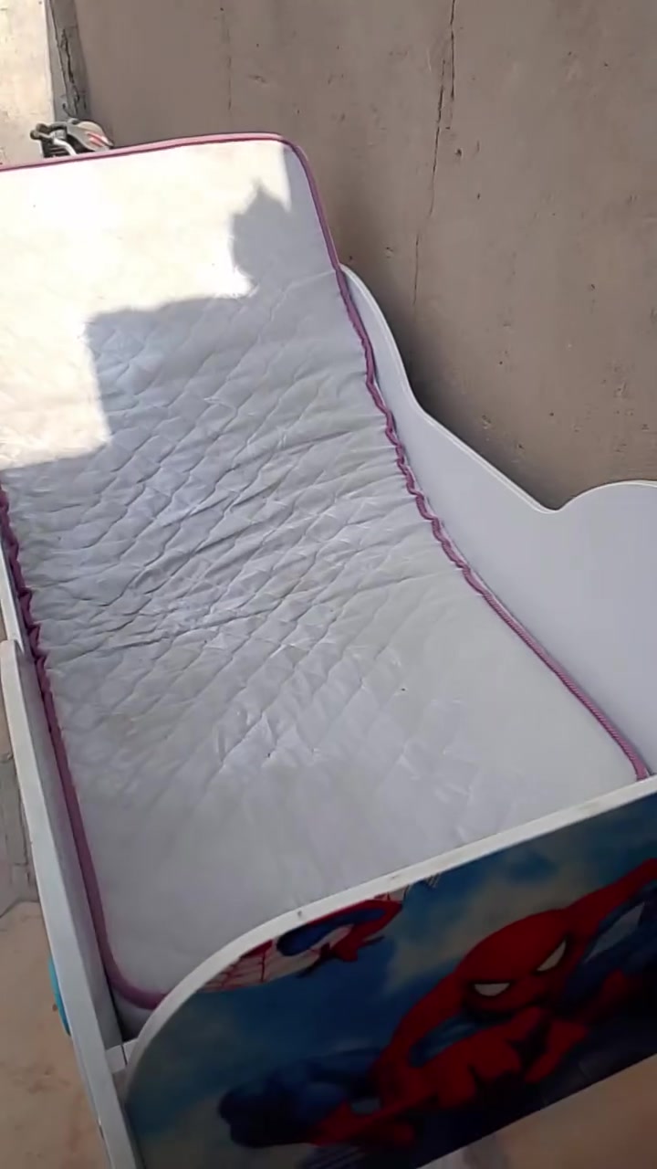 سرير اطفال • نضيفه • فراش مشمول