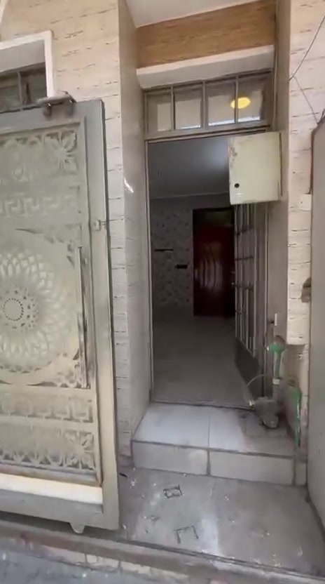 بيت في منطقة الشعب حي سومر
مساحة ٣٠ واجه ٣*١٠ بناء حديث ٢٠٢٣ 

 بيت نافذ علشارع عام  يصلح للاستثمار والسكن 

يحتوي منزل على 

استقبال  وحولي كبير يحتوي على مطبخ ومنور وخدمات 

غرفة كبيره وغرفة صغيره للطفال 

مع مخزن كبير في طابق ٣ 

***********
