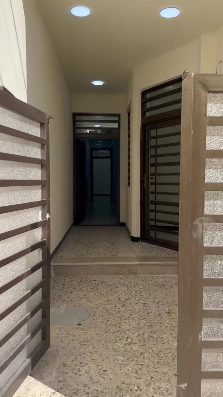 السلام عليكم بيت للايجار  مساحه 120متر غرفتين وصاله ومطبخ وخدمات بيت جديد معزول من كل شي ايجاره 750وبي مجال عنوانه الدوره الميكانيك للاستفسار الاتصال ***********
