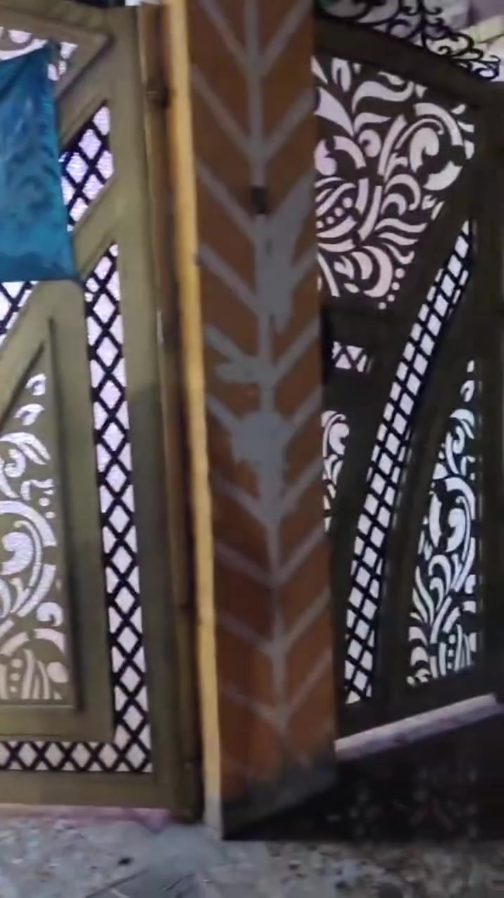السلام عليكم 
بيت للبيع طابو صرف مساحه ۲۲۵ واجهيته ۹ نزال ٢٥ يحتوي على خمس غرف ومضيف الموقع حي طارق الوسط تیل ۳۷ فرع حیدر المضمد من ضمن التسعميه العلى الشارع رابع بيت من الشارع العام للاستفسار اكثر  التواصل على الرقم *********** السعر أول تعليق
