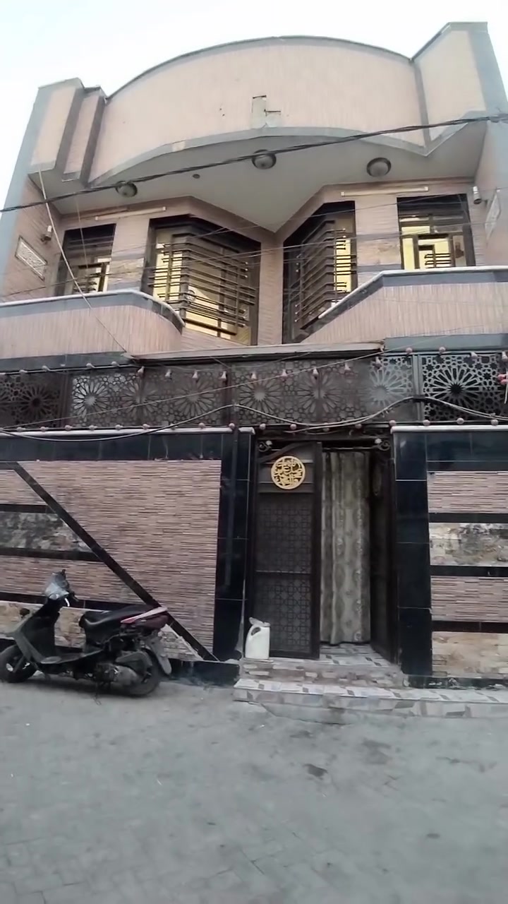 سلام عليكم بيت البيع مساحه ٧٢ في قطاع ١١ مدينه الصدر  واجها ٦ و نزال ٢٠ طابقين و نص حيتوي على طابق الاول ستقبال و غرفه و مطبخ و ترك و حمام و تواليت خارجي طابق ثاني يحتوي على ثلاث غرف و حمام و طابق الاخير يحتوي على غرفه نوم و حمام و بيتونه و تصوير واضح رقم تليفون *********** و متواجد على نت
