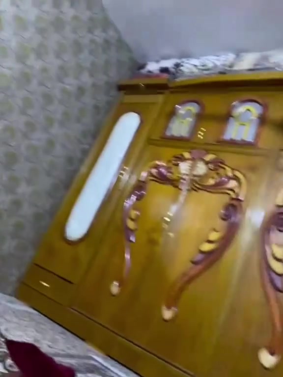 غرفة اخشاب نضيفة استخدام قليل للبيع بسعر مناسب جداً الشراي يتصل ويدلل 📞*********** كنتور 4 طلاقات وملحقات 
ميز 2بوفيات وجرباية مع الميز مالتها وياها ثنين بوفيات
