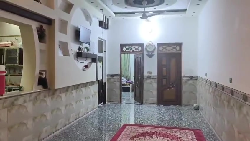 دار البيع المساحه 300 ركن على ثلاث شوارع تجاري شارع الرئيسي 30متر وشوارع الجوانب  10متر   متوفره كافة الخدمات بناء حديث وعلى راقب الاتصال على رقم ***********
