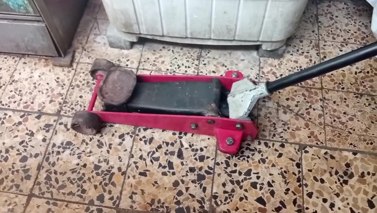 ⭕ يوجد توصيل لكافه المحافظات
جك عربانه باب اول وزن ثقيل شغال وعل الفحص خالي من اي نظوح شرط الرفع والفحص امام المندوب السعر 85 الف
***********
