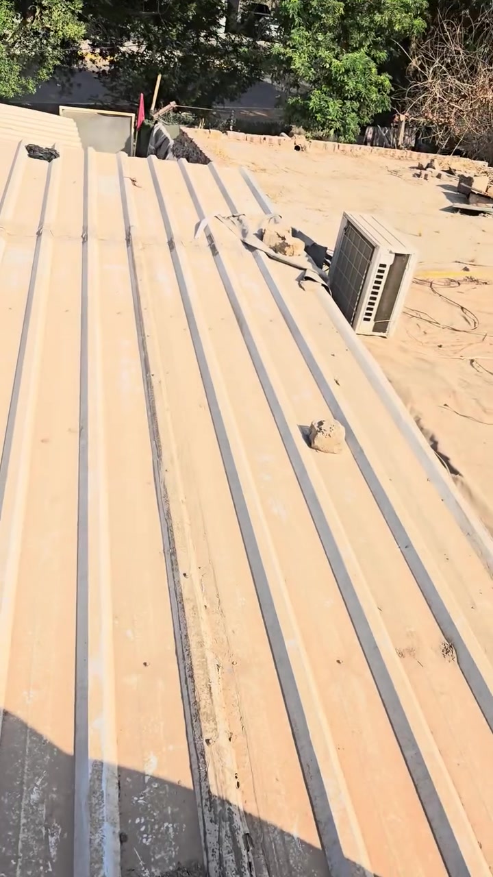 سقف سندويج بنل
 * المساحة: نزال 15 متر × عرض 3.5 متر (3 أسطح ونصف).
 * التركيب: نظام تعشيق مُحكم يمنع التسريب، مع تقطيع مفصّل للمطبخ والهول. السعر ب9 المتر وبي مجال 
مكاني بغداد حي العامل 
***********
