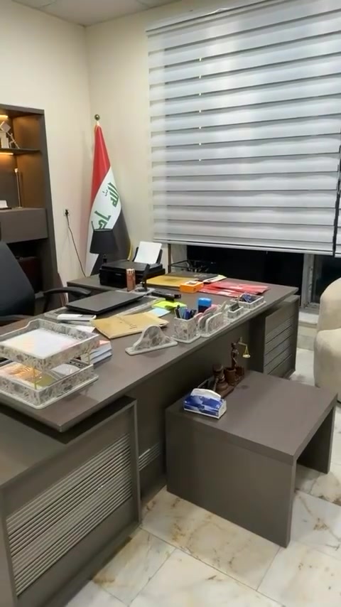 مكتب متكامل للبيع
ڤاترينه مع ميز مكتبي مع كرسي مع طبلات
استعمال شهر واحد المكان بغداد 
***********
