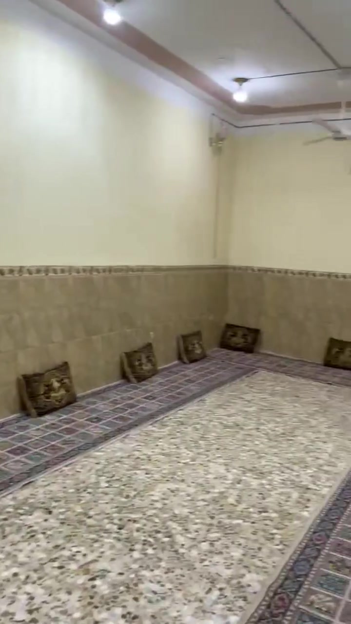 بيت للبيع مساحه 200
حي العسكري قرب الملعب القديم شارع ال صلهام
يتكون من غرفتين ومطبخ وصاله وبراني
البراني 8×4 والغرف 5×4 والصاله 7×4
البيت عكاده طابوك
لاستفسار أكثر ***********
***********
