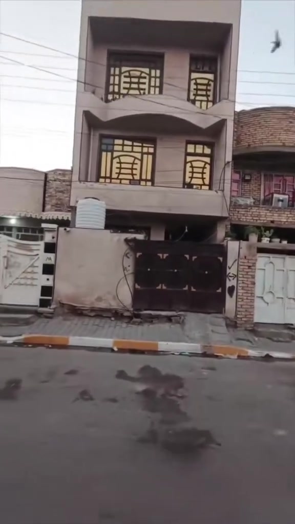السلام عليكم بيت للبيع مساحة ١٠٠متر ثلاثة طوابق مكان البيت الحسينية سكلات منطقة ١٢ السعر ١٠٠مليون وبي مجال ان شاء الله الاستفسار الاتصال على رقم هاتف***********

