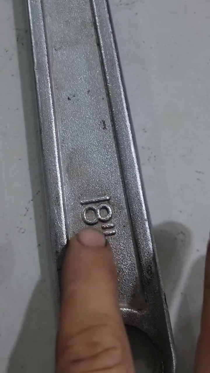 كنادك حجمين مثل مااموضح بالفيديو والصور واحد انكليزي ماركة كلاركي والاخر الماني ماركة وورث الماني للبيع الشراي يراسلني او يتصل واتسب*********** توصيل موجود موجود
