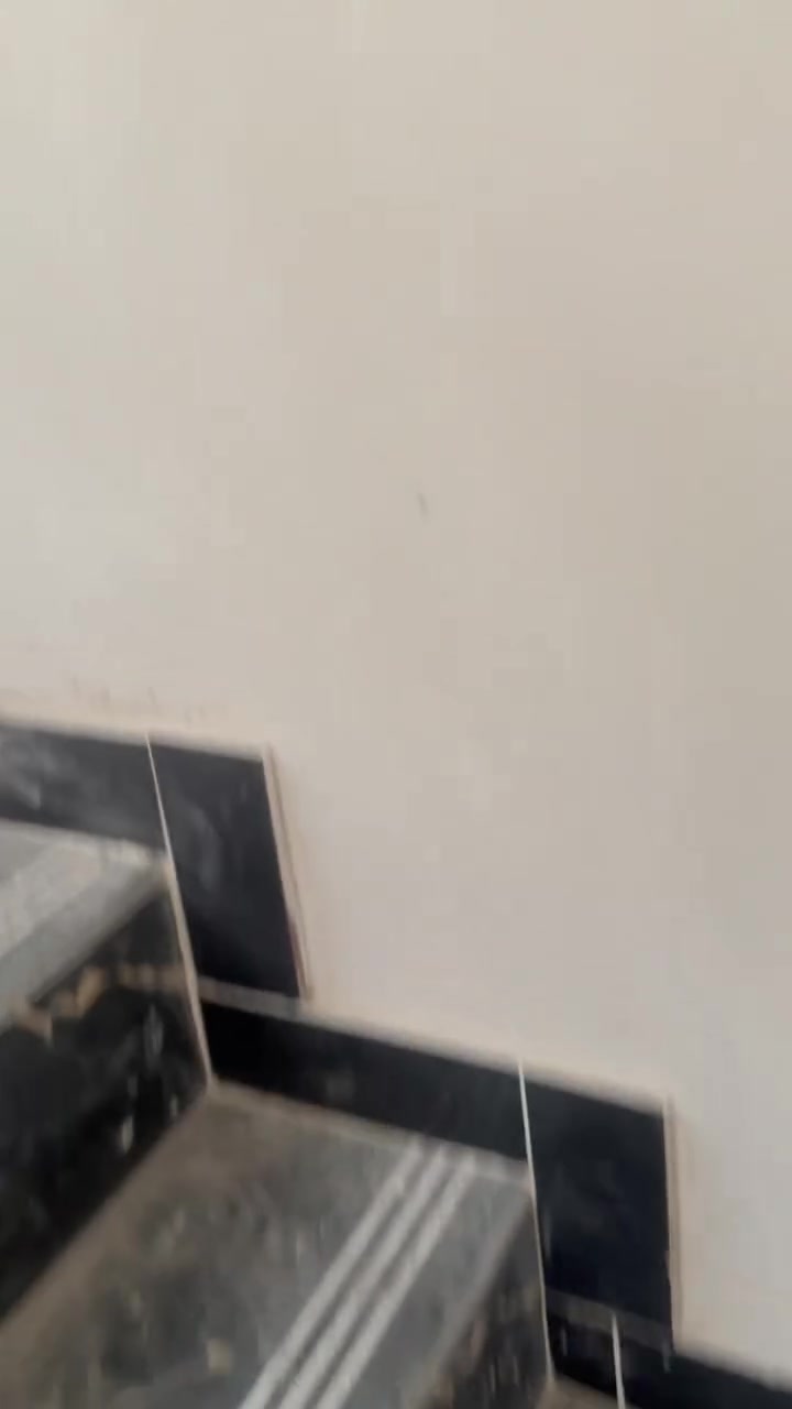 السلام عليكم بيت البيع المساحه ٦٥متر العنوان الدوانم شارع ابو الحرار اول فرع خدمات كامله لبيت بناء حديث جاهز السكن طابق واحد السعر ٦٢وبي مجال تصال ***********او مرسه الصفحه
