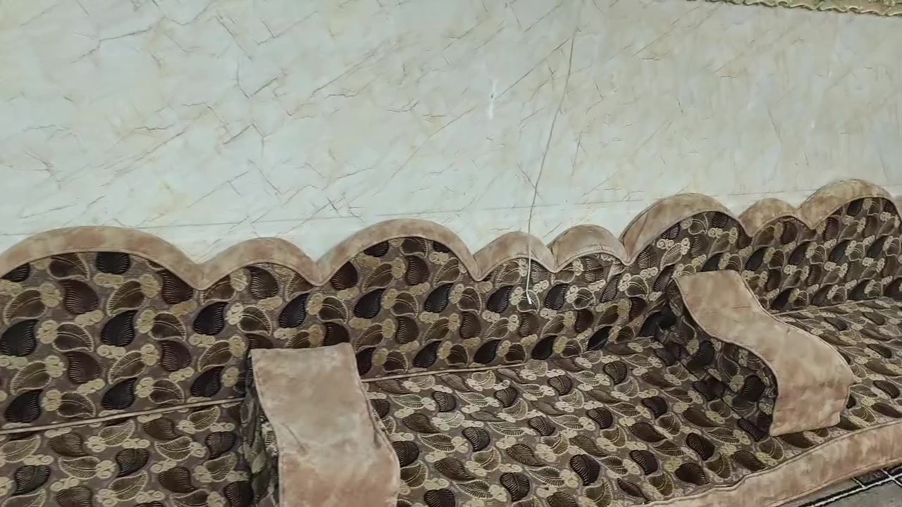 مد عربي ديوان اسفنج ضخت ما نازل بشرط فقط تقريبا شبر اقل والله صاحبها مليون فصلت مستخدم  سنة ونص الي يريد  السعر 300 الف ومجال عنوان دوميز

