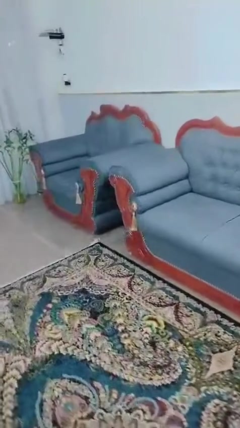 سلام عليكم تخم 9 مقاعد 
2 فرديات  2 ثنائيه  1 ثلاثيه 
مرتب نضيف كلش العنوان بغداد الغزاليه 
*********** السعر 300 وبي مجال بسييط حق الجيه
