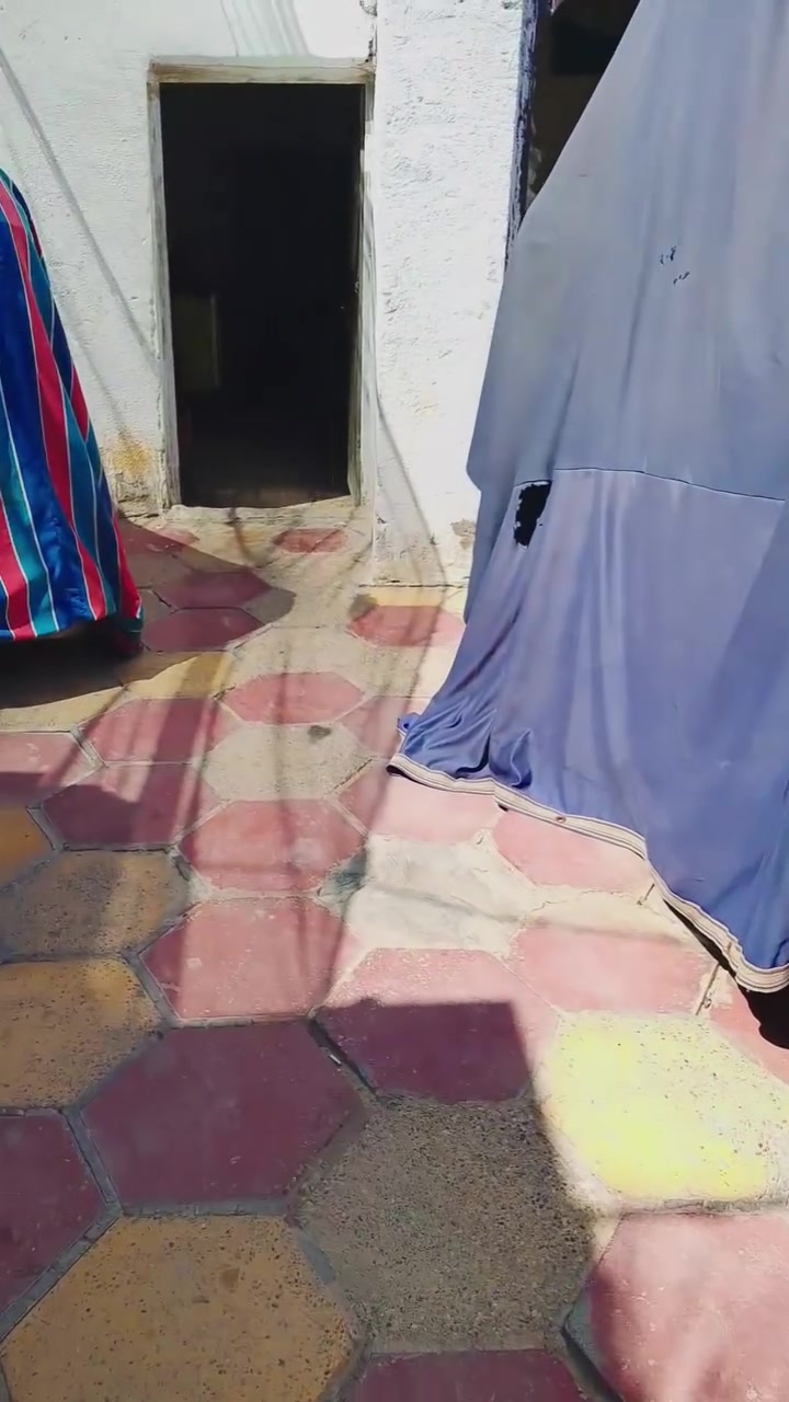 سلام عليكم دار للبيع المساحه 190متر بيت يحتوي على غرفتين +صاله +مطبخ+ستقبال+ كراج جبير المكان بغداد المعامل سوق العكيلي رقم ***********
