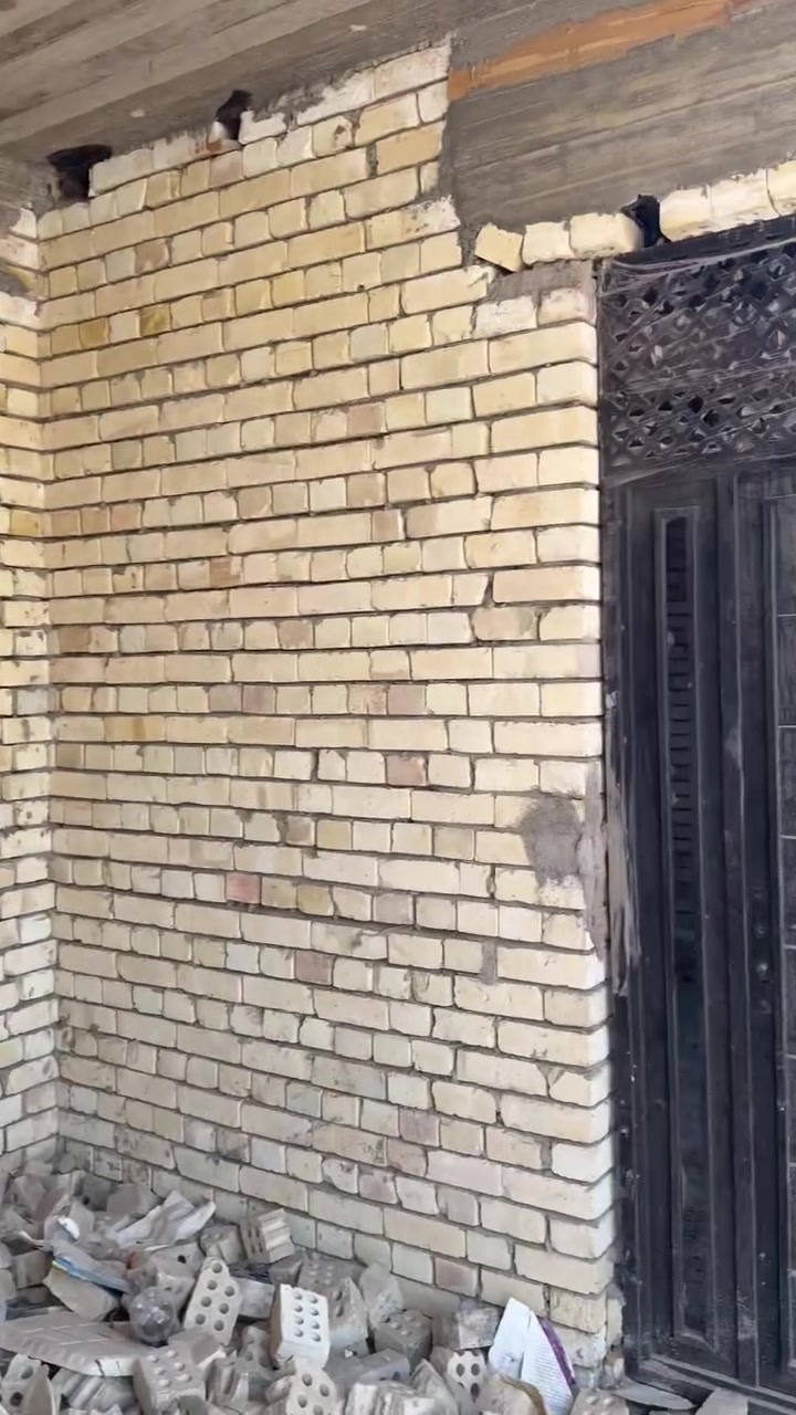 بيت مساحة 150 متر بناء جديد طابوك ورفت في جسر ديالى القديم شارع السواعد يحتوي على غرف نوم عدد2 وصالة واستقبال وحمامات داخلية وخارجية زراعي سند 25 سعر البيت 65مليون وبي مجال الاتصال هاتف ***********و***********يوجد وتساب
