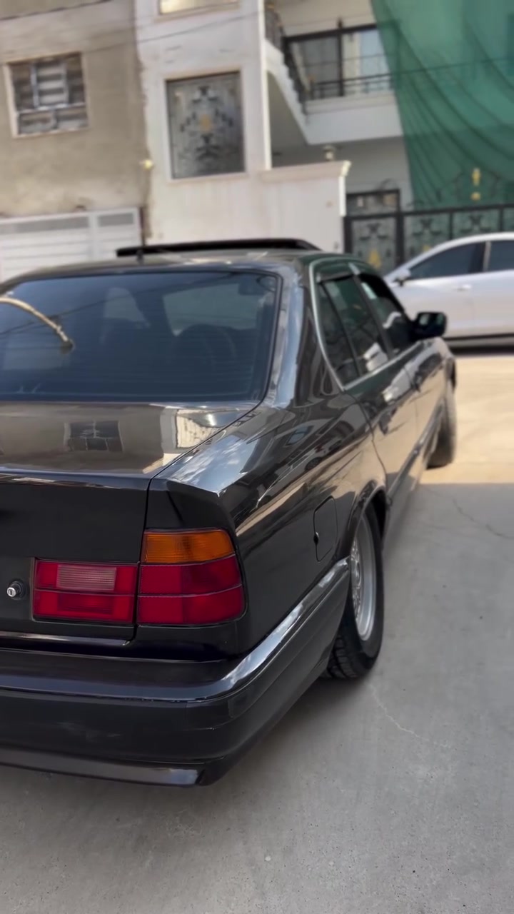 للبيع BMW 520
نضيفه 
كير عادي 
تبريد ثلج 
غرفه جديده 
فتحه سلايت
السيارة مصبوغه جماليه
شرط التحويل
السعر قفل 52 
موصل 
الرقم ***********

نص مكتوب في الصور:
- MOSUL