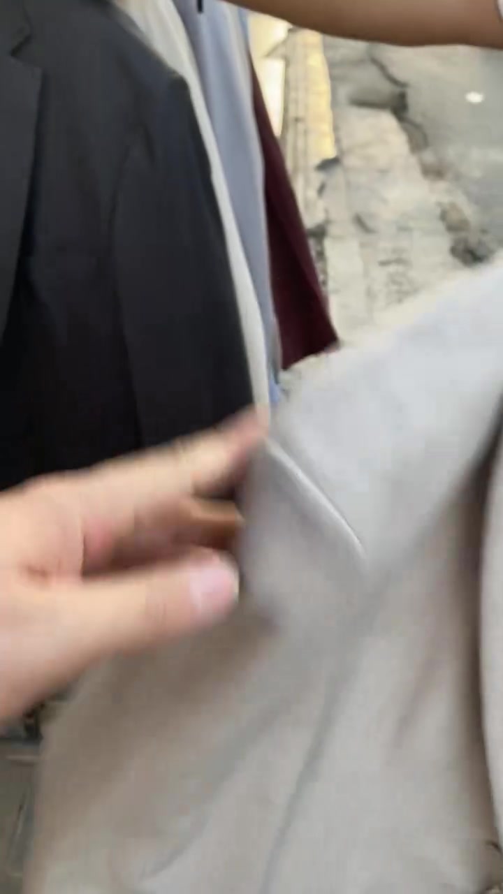 السلام عليكم عندي اكثر من ٥٠ ستره للبيع شلعه تفاصيل داخل الفديو شلع للبيع القطعه ب٨  كل قطعتين ب١٥ شلع كل الكميه مكاني بغداد توصيل هم موجود اتصال عله رقم ***********٨
