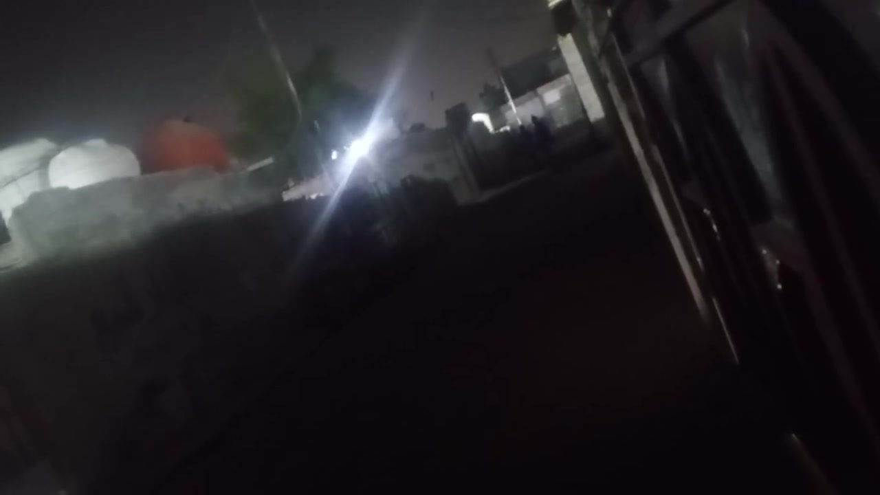 اللهم صلي على محمد وآل محمد 
بسم الله الرحمن الرحيم 
بيت 90 متر متكون من حوش 3 في 2 ونص 
استقبال 4 في 4
مطبخ 3 ونص في 3 مع مطبخ حار ملحق
صاله 3 ونص في 3
مع ملحق حمام داخلي ومنور بنفس الصاله 
وغرفة نوم 5 في 4
كهرباء درجه اولى نضام البورد وبوكس كهرباء
مجاري مرتبطه على مجاري الشارع العام 
البيت ارضيته كاشي وكامل البيت بورك 
الفرع مقرنص براس الشارع مضغه مي حلو ومي خابط ومستوصف ومدارس للبنات وللبنين من ابتدائيه الى ثانويه وسوك العماري قريب موقع جغرافي كلشي قريب عليك 
موقع البيت العماري شارع المستوصف والمدارس
***********
او على الخاص
