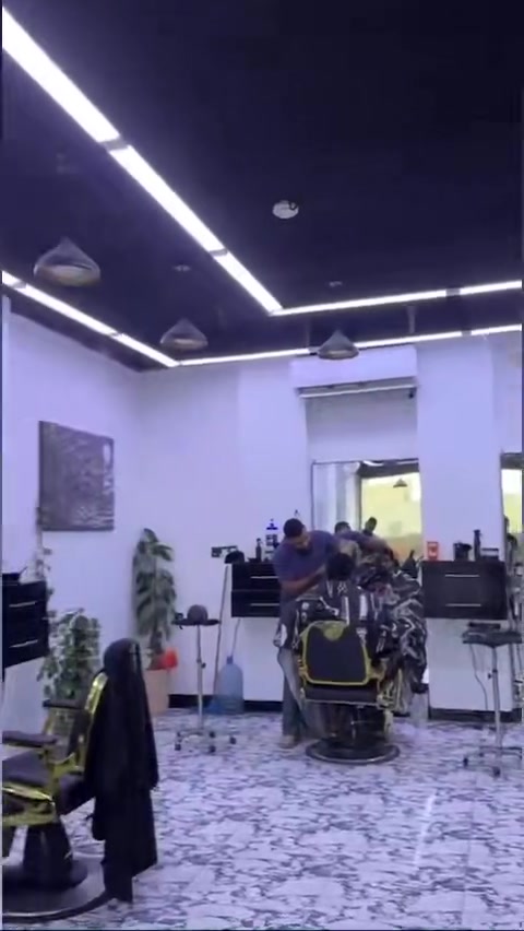 مرايات +ميز كاشير +رف تعليق بلجدار  +جراراة+ثلاجة صغيرة للبيع +انارة سقفية ***********/
