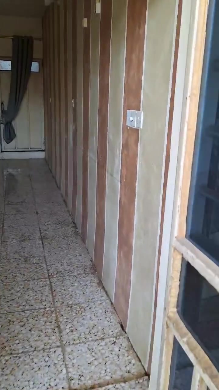 فرصة سكنية مميزة في حي العامل - للبيع
للبيع بيت طابقين في حي العامل، محلة 801 
تفاصيل العقار:
المساحة: 125 متر مربع.
البناء: البيت يتكون من طابقين؛ الطابق الثاني بناء حديث  والطابق الأول بناء قديم (مما يمنح المشتري فرصة لتجديده حسب ذوقه الخاص أو استغلاله كما هو).
التصميم: الطابق الثاني يحتوي على درج خارجي مستقل (قابل للإبقاء عليه أو إزالته حسب الرغبة وتصميم المشتري 
إمكانية استثمار الطابق الثاني كشقة منفصلة أو دمجها مع البيت بالكامل.
ملاحظة: يتوفر فيديو تفصيلي يوضح تفاصيل الطابق الثاني  وبالإمكان المعاينة المباشرة للطابقين للوقوف على التفاصيل كافة.
📞 للاستفسار والتواصل:(***********)

