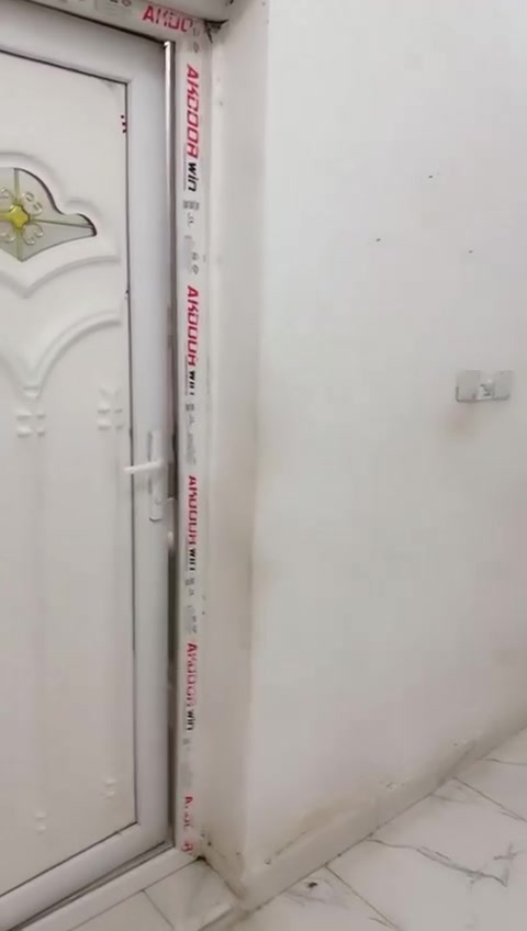 مشتمل للايجار طابق ارضي
غرفتين وحولي ومنور وترك 
مساحة ٨٩ متر 
بناء جديد ومرتب
عائلة صغيره فقط ويفضل موظفين 
*********** رقمي 
العنوان :بغداد الجديدة شارع معمل الثلج قرب كنيسة مريم العذراء
