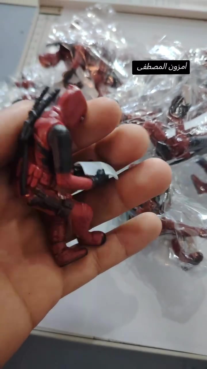 🔥 تحفة فنية لخارجين عن المألوف.. مجسم Deadpool الأيقوني بتفاصيل تبهر كل عُشاق المقتنيات الفاخرة! 🔥
​إلى عُشاق التميز، جامعي الـ Action Figures، ومحبّي شخصية "ديدبول" الأسطورية.. نقدم لكم قطعة ديكور استثنائية ستنقل مكتبك أو غرفتك إلى مستوى آخر تماماً من الأناقة والجاذبية.
​✨ لماذا هذه القطعة بالذات؟
​تصميم واقعي ينبض بالحياة: نحت دقيق يعكس تفاصيل الشخصية الحركية الشهيرة بكل احترافية، مع وضعية جلوس فريدة تضفي طابعاً حيويًا ومميزًا على المكان.
​جودة خامات عالية: ألوان ثابتة ومتقنة بدقة فائقة لتحمل الطابع العصري الجريء وتدوم طويلاً كقطعة فنية فاخرة.
​إضافة مثالية لديكورك: سواء كنت توضعها على مكتب العمل، طاولة الألعاب (Gaming Setup)، أو في ركن المقتنيات الخاصة بك، ستكون دائماً محط الأنظار ورمزاً لذوقك الفريد.
​📦 الحالة: جديدة ومتوفرة الآن لترتقي بمجموعة مقتنياتك.
📍 التوصيل: متوفر خدمة توصيل  جميع محافظات العراق
​💬 للطلب أو الاستفسار عن السعر وتفاصيل الحجز، يُرجى مراسلتنا على الخاص (Messenger) او على واتساب *********** أو ترك تعليق وسنتواصل معك فوراً.
