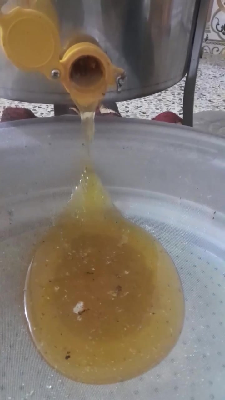 سلام عليكم يوجد عسل طبيعي 100% وكذالك يوجد عسل بشمع طبيعي من داخل منحل خاص بيه عسل درجه اولئ كميه خير من الله يوجد توصيل 
الأتصال:***********
