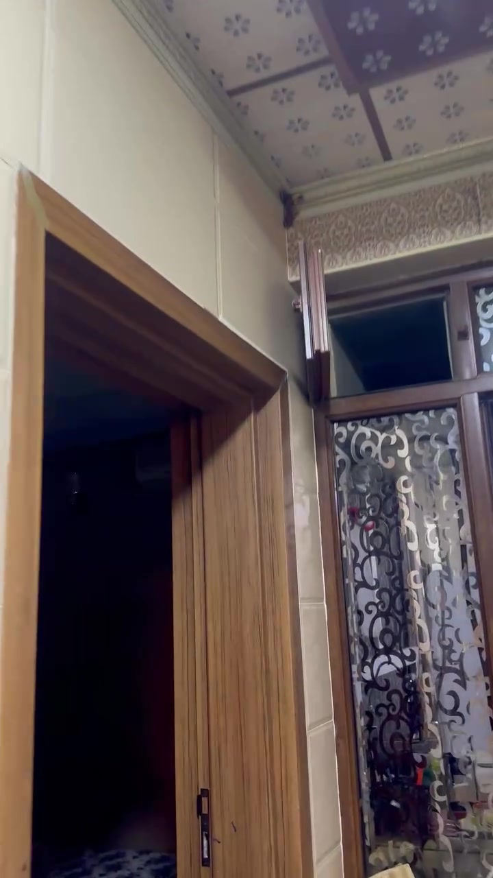 سلام عليكم ورحمة الله هذا البيت في كركوك ستي 1عنوان خلف مرور الجديد دار طابقين 200متر كامل كاشي و قريب جدا من حديقه و قريب من الماركيت البيت كلش راقي والسعر180مليون و بي مجال مع بعض الاثاث طابق العلوي غرفتين و صاله و طابق السفلي ثلاث غرف و صاله البيت فول مواصفات والاستفسار والرقم ***********
