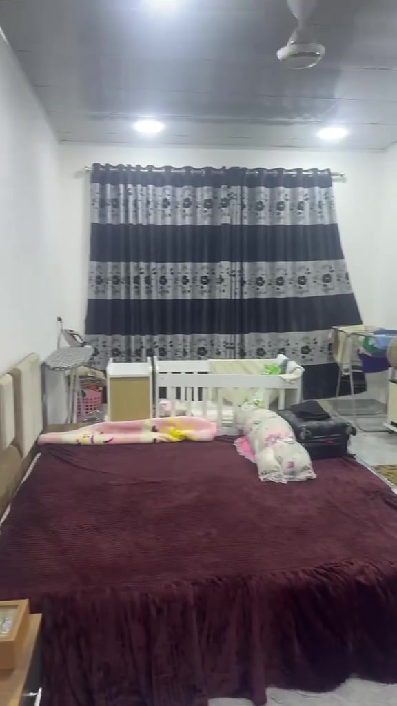 📢 شقة مميزة للإيجار | حي الكندي 🏢
​✨ شقة مرتبة وبموقع ممتاز تطل مباشرة على شارع 20 (عمارة مثنى حمودات - الطابق الأول)
​📌 تفاصيل الشقة:
▪️ غـرفـة نـوم 🬞
▪️ هــول واسـع 🛋️
▪️ مـطـبـخ 🍳
▪️ صـحـيـات 🚿
​🎁 الخدمات والمميزات:
❄️ مزودة بنظام تبريد.
💧 الماء مجاناً + تانكي خاص سعة (3,250 لتر).
⚡ مقياس (ساعة) كهرباء مستقلة خاصة بالشقة.
​💰 السعر: 250 ألف دينار شهرياً.
​📞 للتواصل والاستفسار يرجى الاتصال على الأرقام التالية:
📱 ***********
📱 ***********
