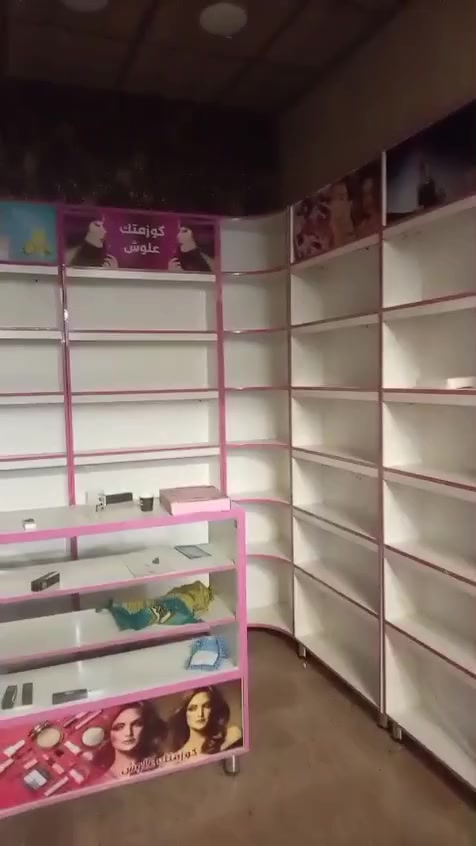 فاترينات للبيع جدد 
العندة مشروع كوزمتك هذا الديكور جاهز 
الموقع بغداد 
الاستفسار ***********

