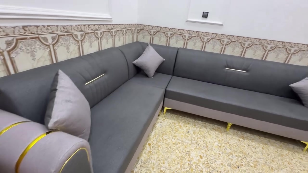 السلام عليكم ديوان للبيع ديوان نضيف جدن تفصال مستعمل اقل الشهر مكان بابل شارع 80/ *********** سعر 1,350 وبي مجال بسيط
