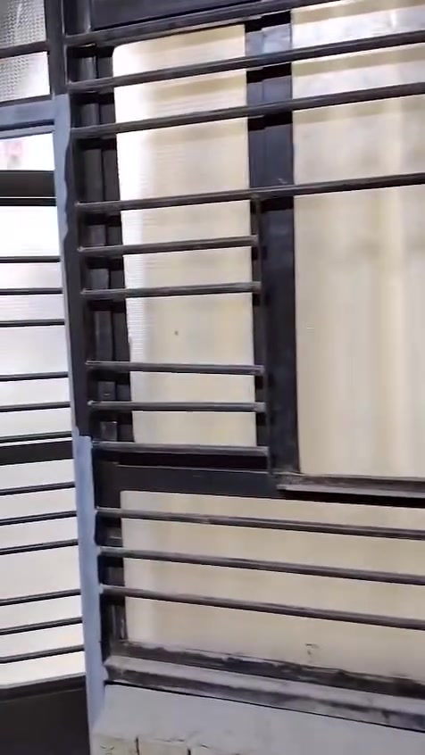 السلام عليكم بيت زراعي 90 متر للبيع علا شارعين شارع 12 وشارع 8 يحتوي علا محل (مأجر) +استقبال ومطبخ و3 حمامات و٣ غرف نوم وصاله فوك وسطحين مكان سكينه شارع المكاتب قرب روضه اليقين للاستفسار( ***********)
