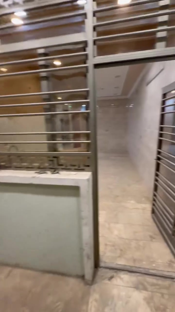 بيت 120 متر للايجار 

الطي /شارع الحلبي قرب محيط الكاظميه 

ايجاره 850 غير قابل للتفاوض 

هاتف : ***********
