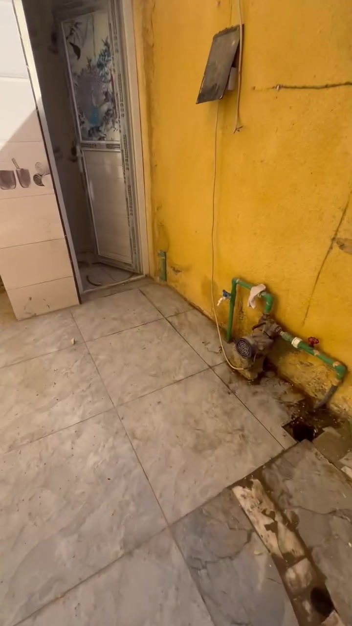 بيت الاجار طابق ونص  مساحه ١٥٠متر خلف مجمع الورده يبعد عن لشارع ٣٠٠متر ضايفله محجر درج وره لتصوير كهرباء مولد ذهبي تفاصيل اكثر اتصل *********** بي واتساب
