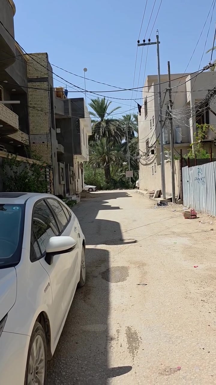 السلام عليكم بيت للايجار مساحه 60 متر عنوان كربلاء شارع السيده زينب قرب فندق البارون عمود 63 وتتخله اي استفسار على الرقم ***********
